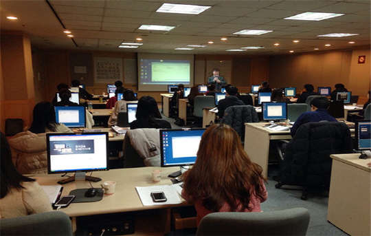 농심NDS(대표 김중원)가 동작구 농심 본관에 위치한 농심NDS 전산교육장에서 한국보건의료연구원 등의 인력들을 대상으로 통계분석 전문교육을 진행하고 있다. 농심NDS 제공
